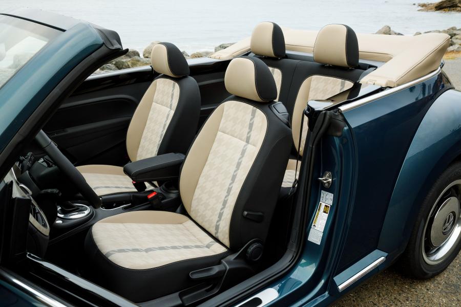 Интерьер Volkswagen Beetle Turbo Convertible 2016 года  (NA) (фото 8 из 15)